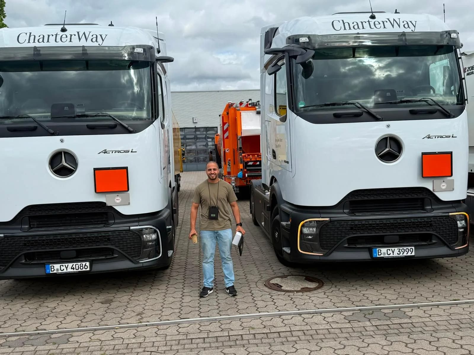 Zwei Mercedes-Benz Actros L Sattelzugmaschinen der Spedition ELAS GmbH