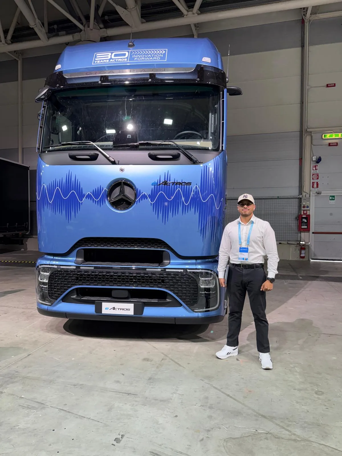 Mercedes-Benz eActros Elektro-Sattelzugmaschine auf einer Nutzfahrzeugmesse